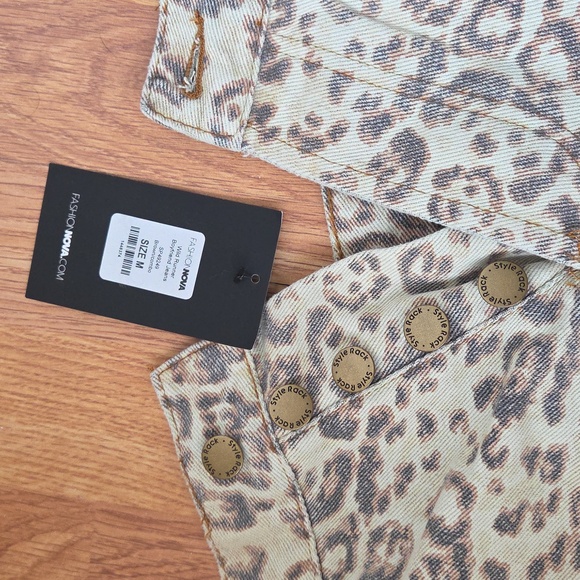 Fashion Nova Distressed Boyfriend Jeans Animal Print M NWT Wild Runner - Picture 2 of 6